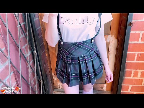 ❤️ Msichana wa shule Ananyonya Dick yake kwa kina na kutombana badala ya madarasa. ❌